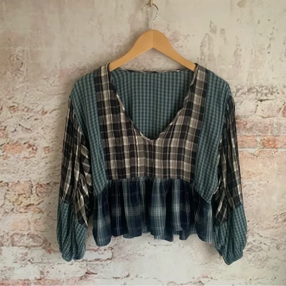 American Eagle Plaid Patchwork
Peplum Top Womens M Blue V-Neck
Boho Blouse - Picture 5 of 5